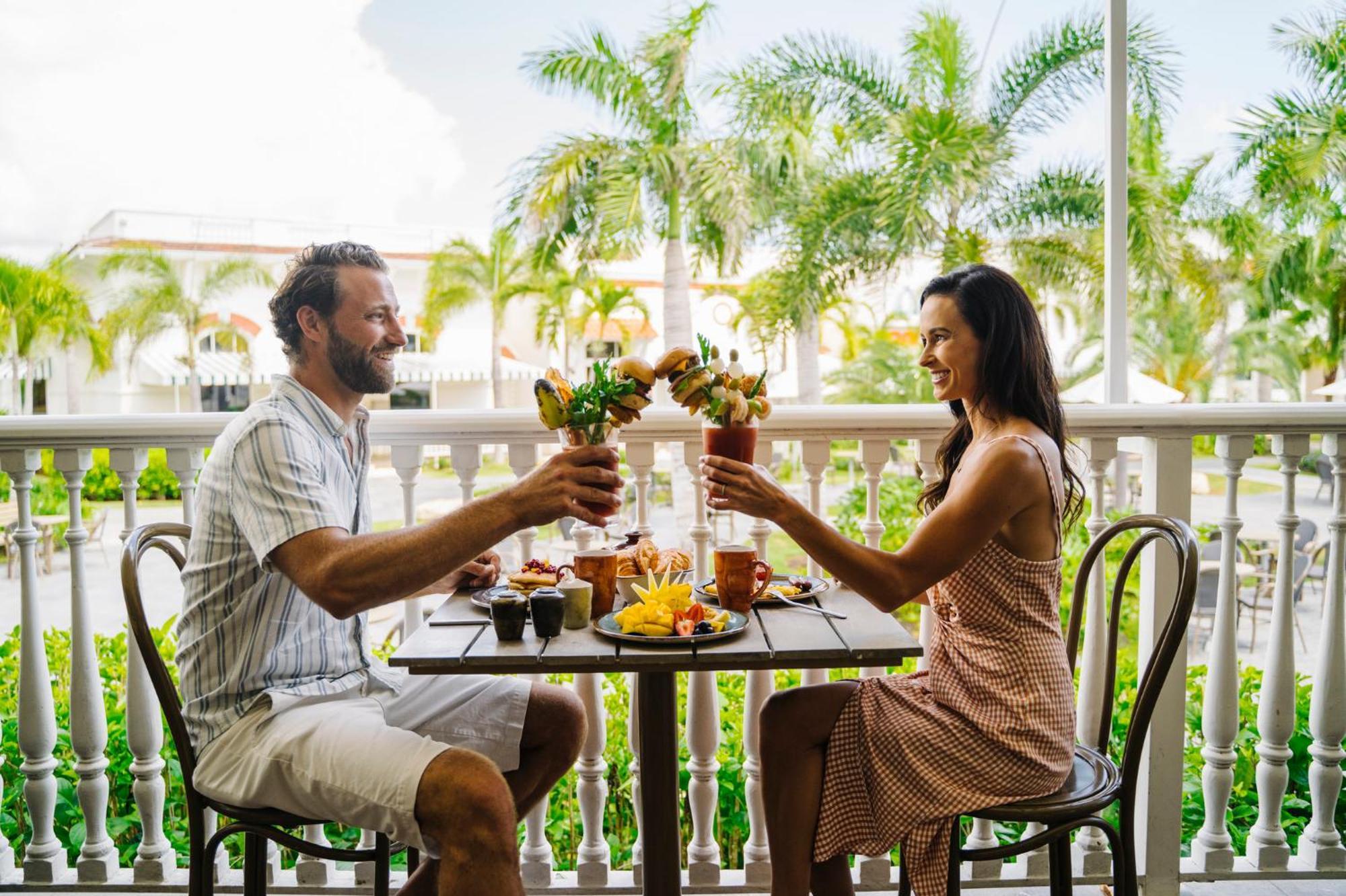 Nickelodeon Hotels & Resorts Punta Cana Zewnętrze zdjęcie A couple dining at the hotel