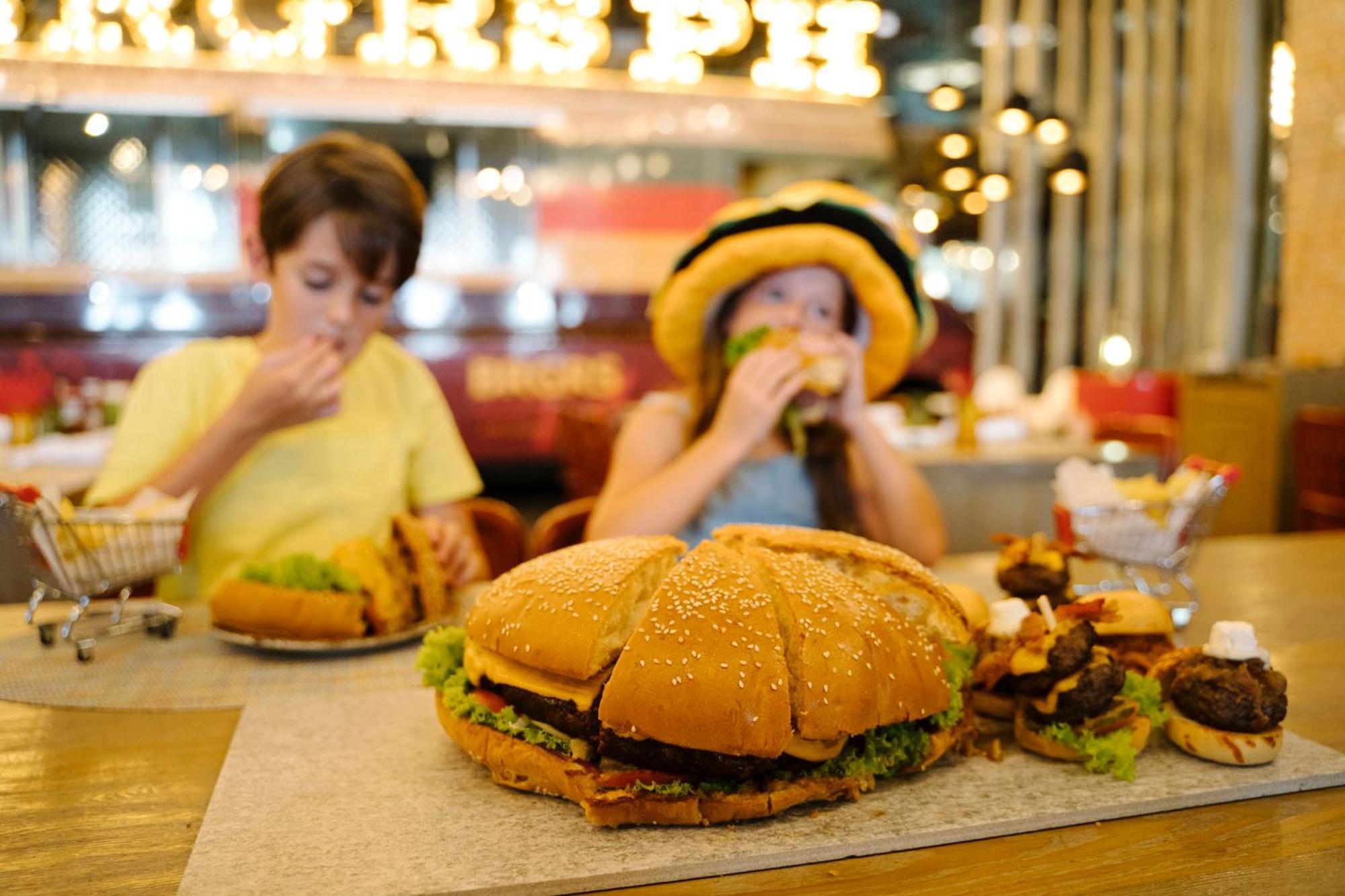 Nickelodeon Hotels & Resorts Punta Cana Zewnętrze zdjęcie A hamburger