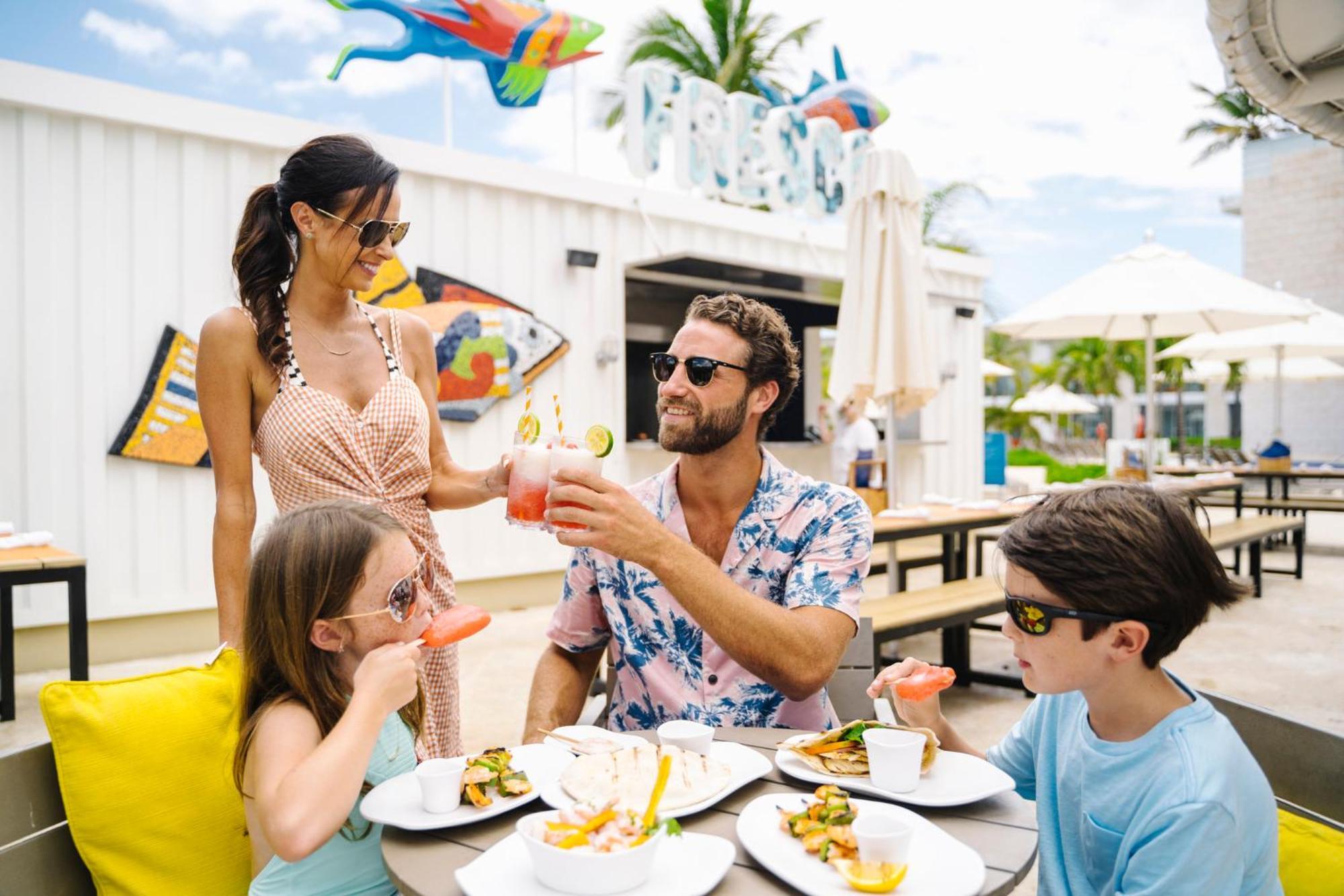 Nickelodeon Hotels & Resorts Punta Cana Zewnętrze zdjęcie Family dining at the pool